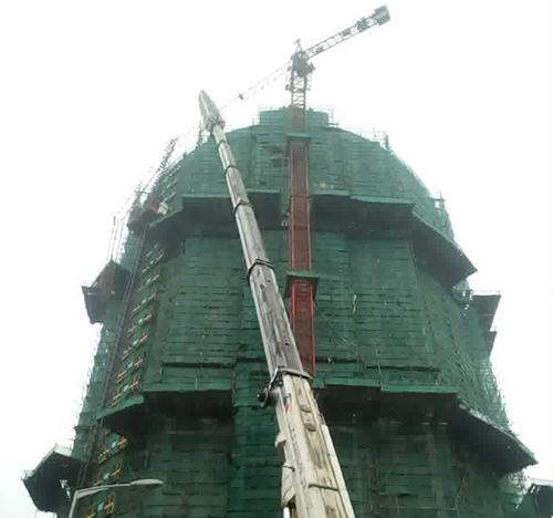 恩施市吊车在工地上作业
